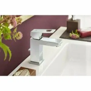 Смеситель для раковины GROHE Eurocube с донным клапаном и ограничением расхода воды, хром (2312700E) Смеситель для раковины GROHE Eurocube с донным клапаном и ограничением расхода воды, хром (2312700E)